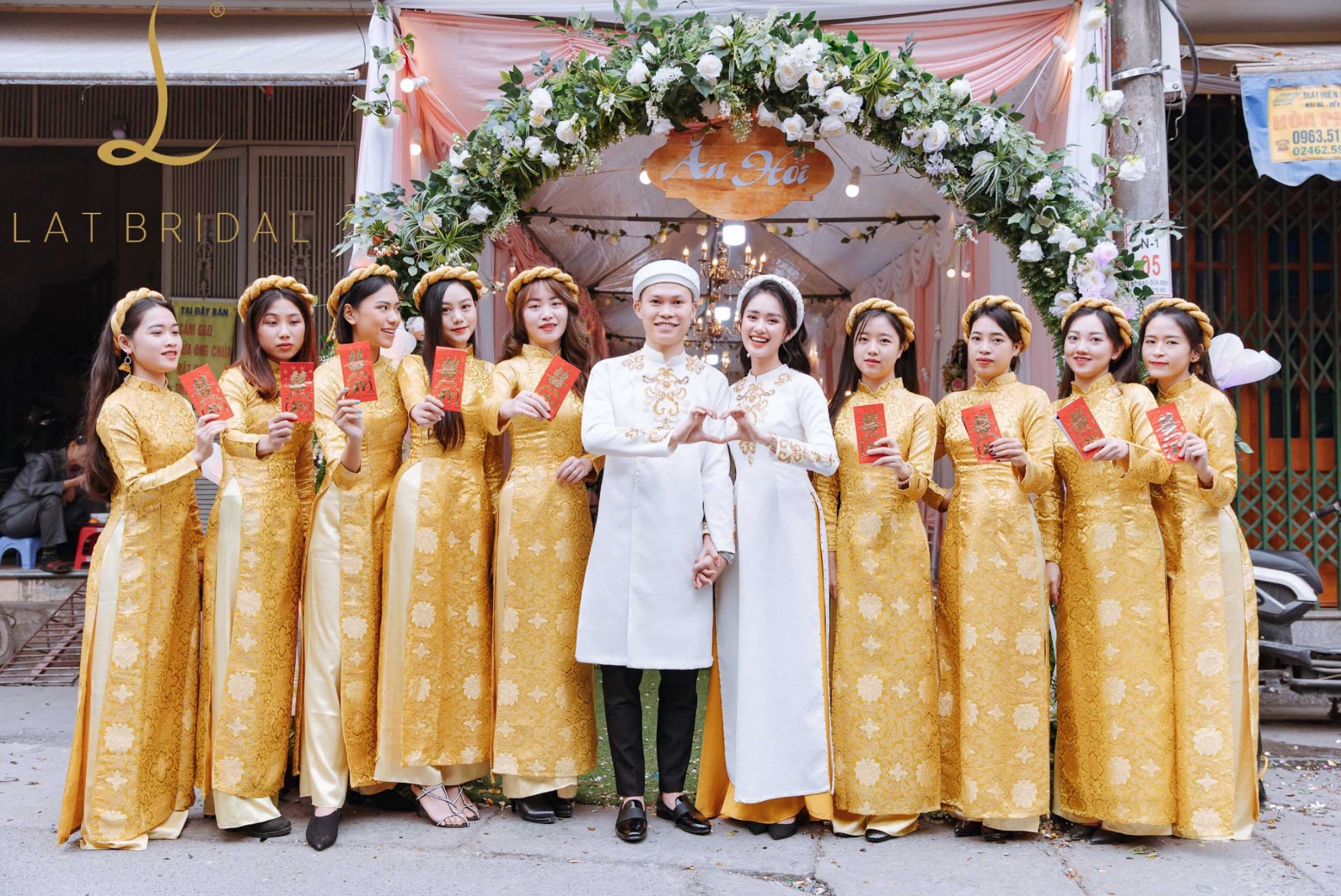 ao dai be trap vang dong 6