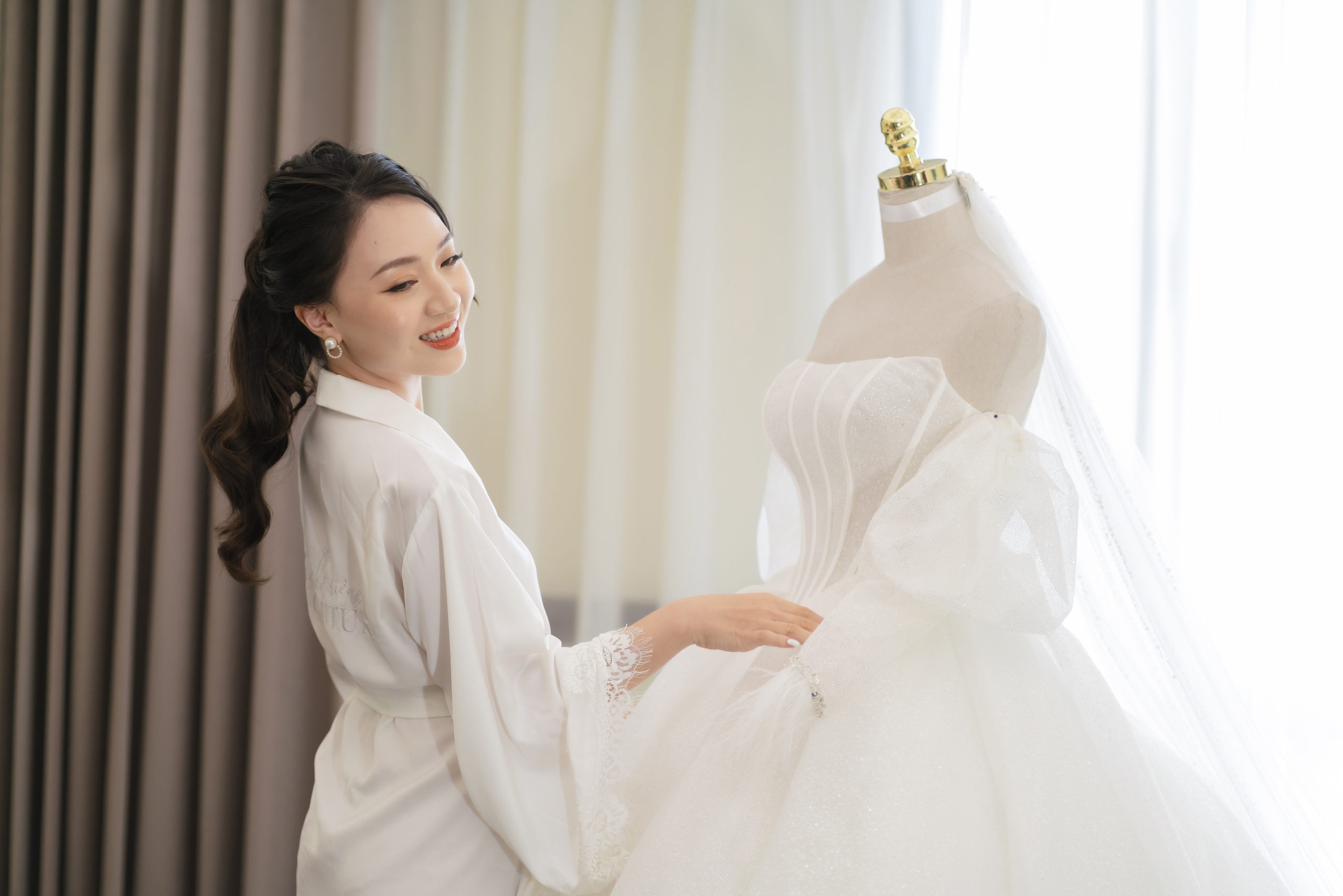 Cận cảnh váy cưới 100 triệu hoàn thiện trong hơn 2 tháng của cô dâu Hạnh trần