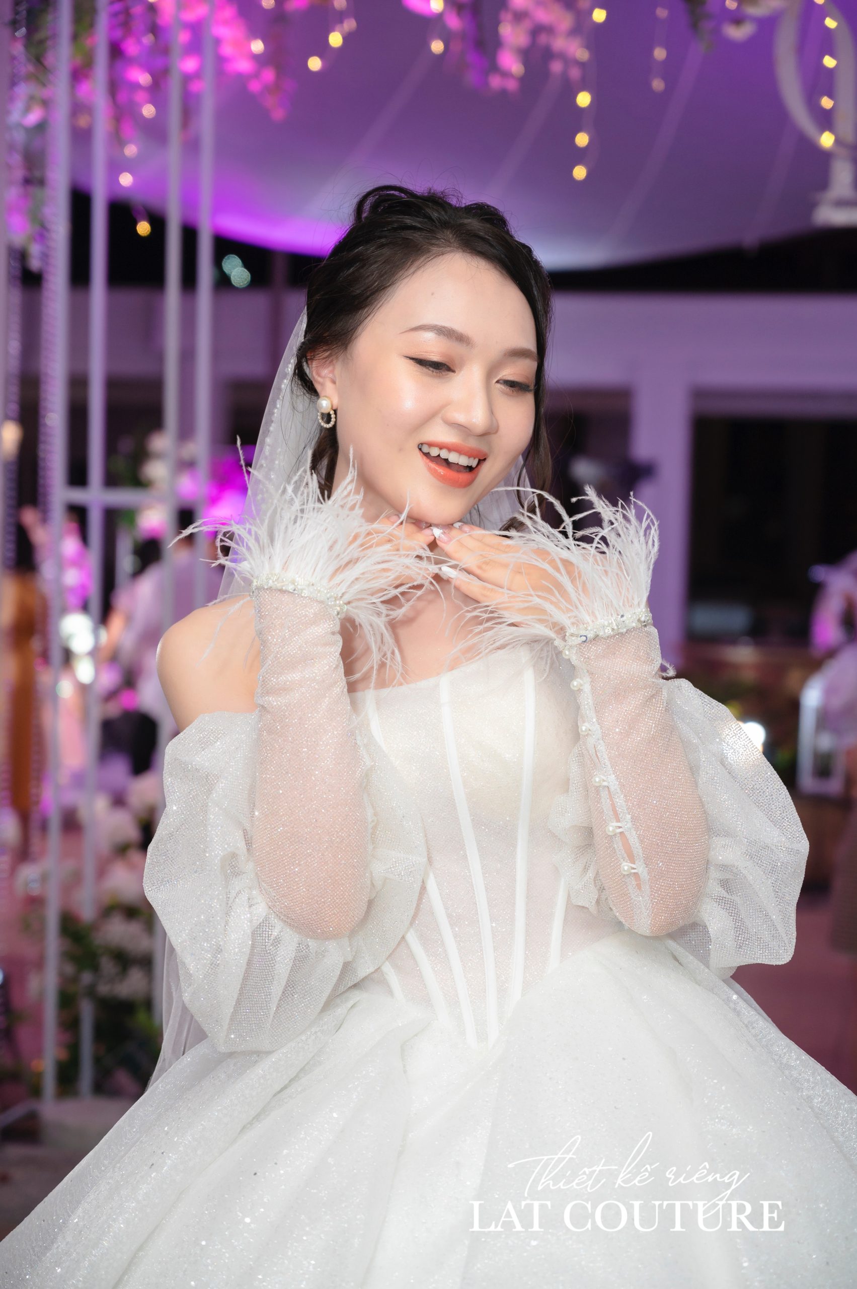 Cận cảnh váy cưới 100 triệu hoàn thiện trong hơn 2 tháng của cô dâu Hạnh Trần