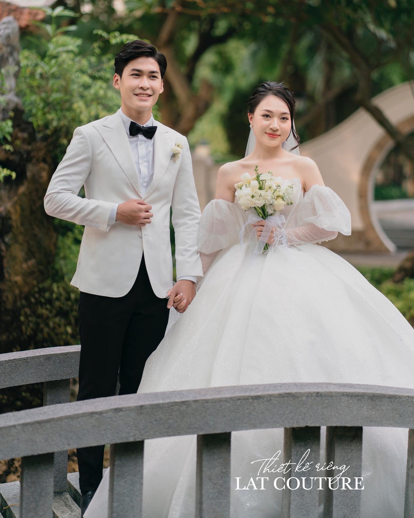 Cận cảnh váy cưới 100 triệu hoàn thiện trong hơn 2 tháng của cô dâu Hạnh Trần