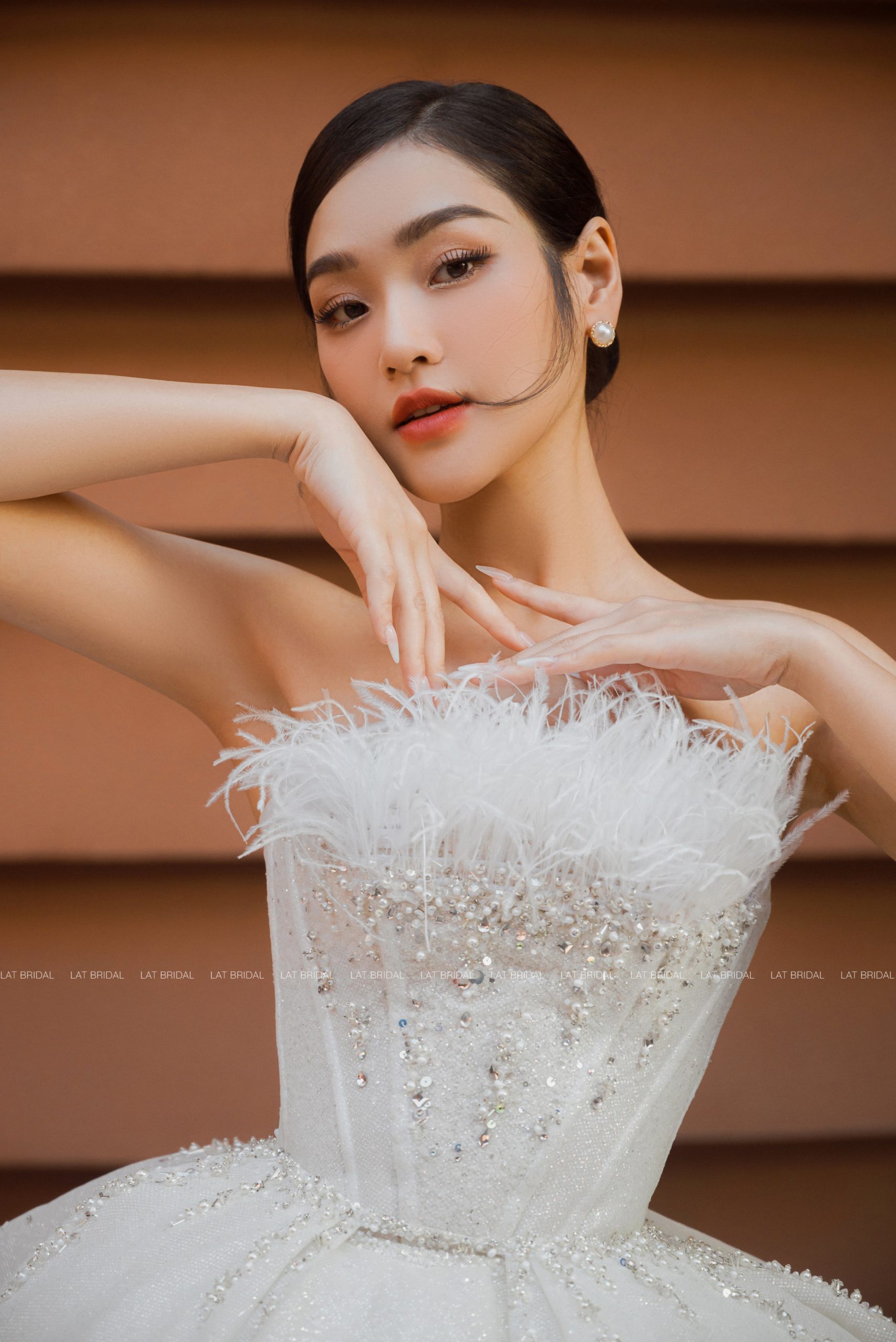 vay cuoi thiet ke feather dress 7