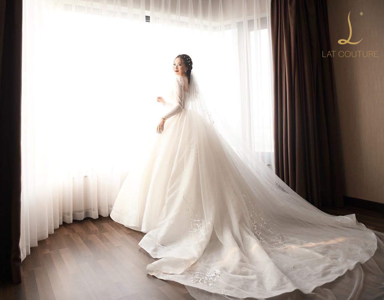 váy cưới cao cấp cho thuê của LAT BRIDAL