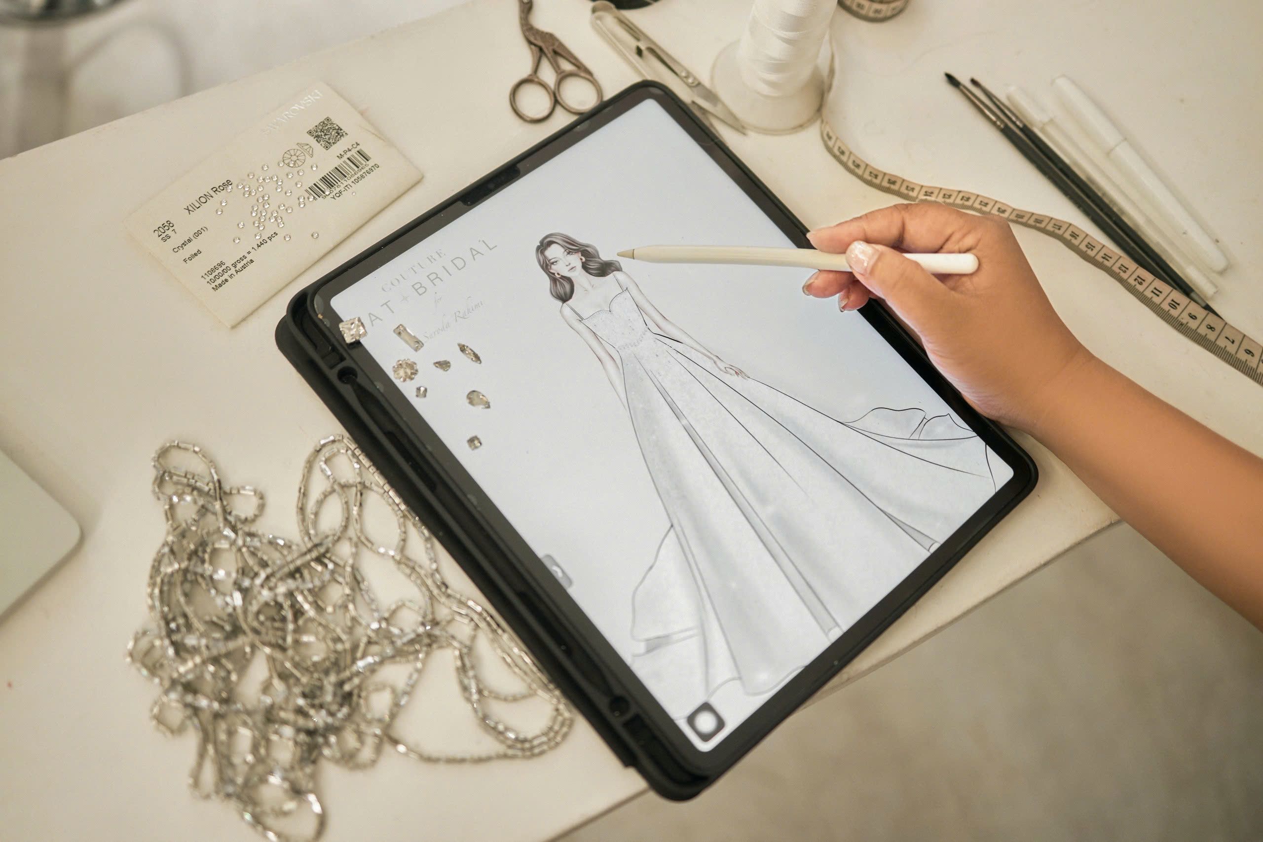 Một bản phác váy cưới đang vẽ trên iPad