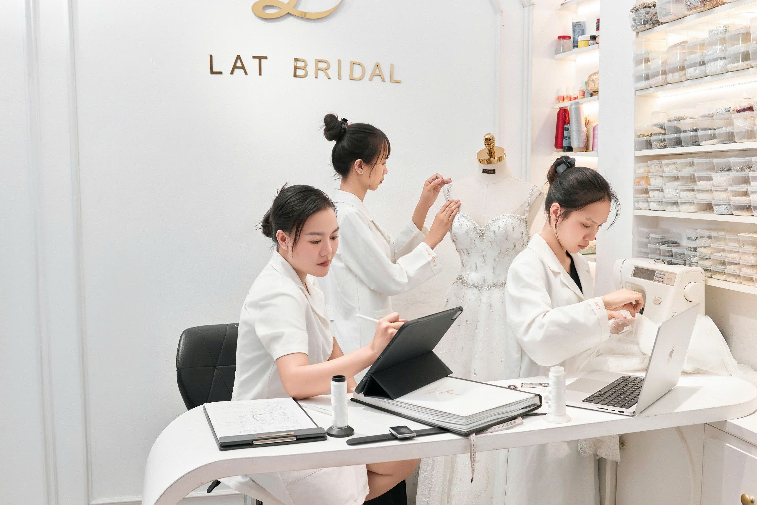 Đội ngũ đang làm việc — ba người phụ nữ, mannequin phía sau