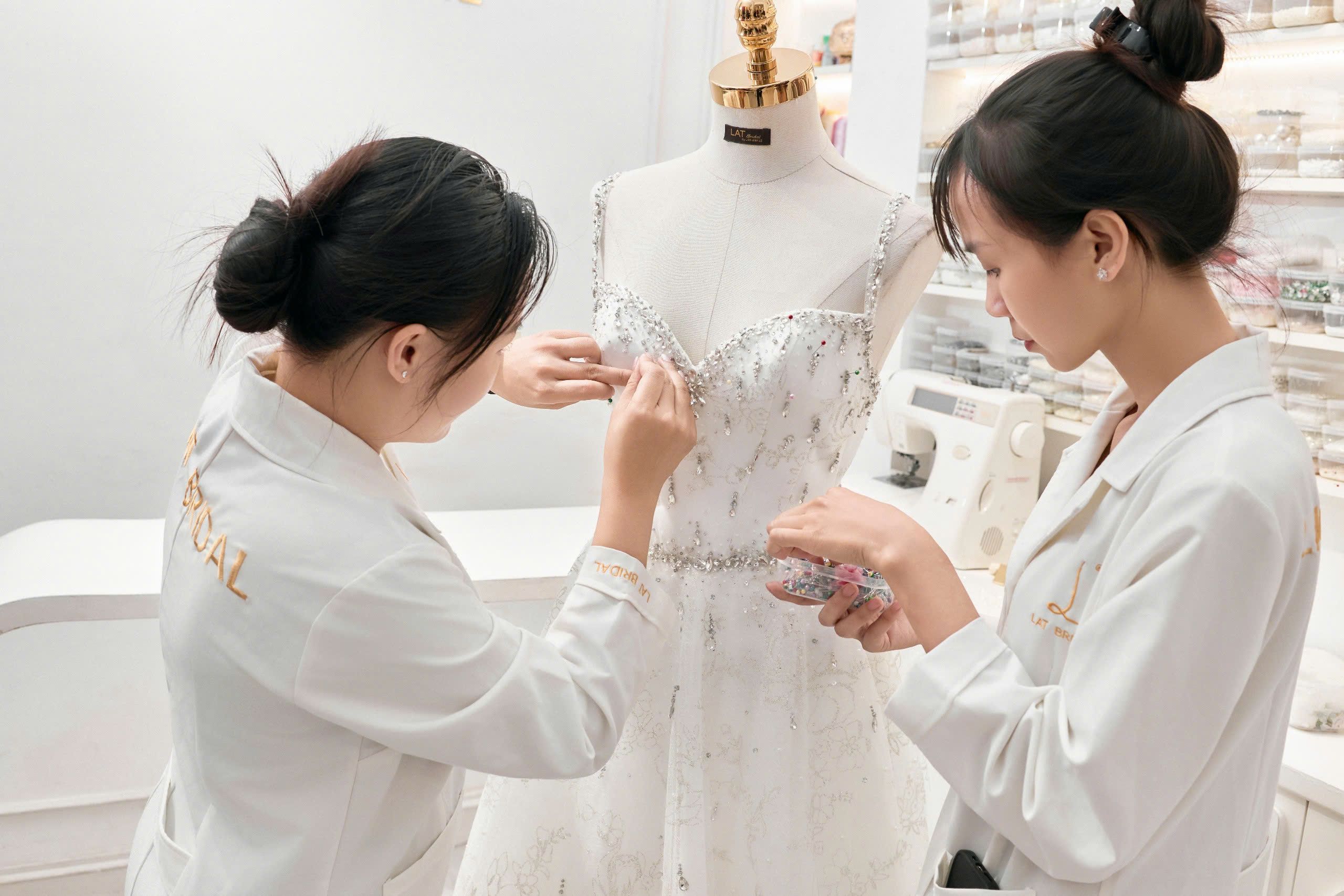 Một chồng móc nhung LAT Bridal trên tuyn bạc