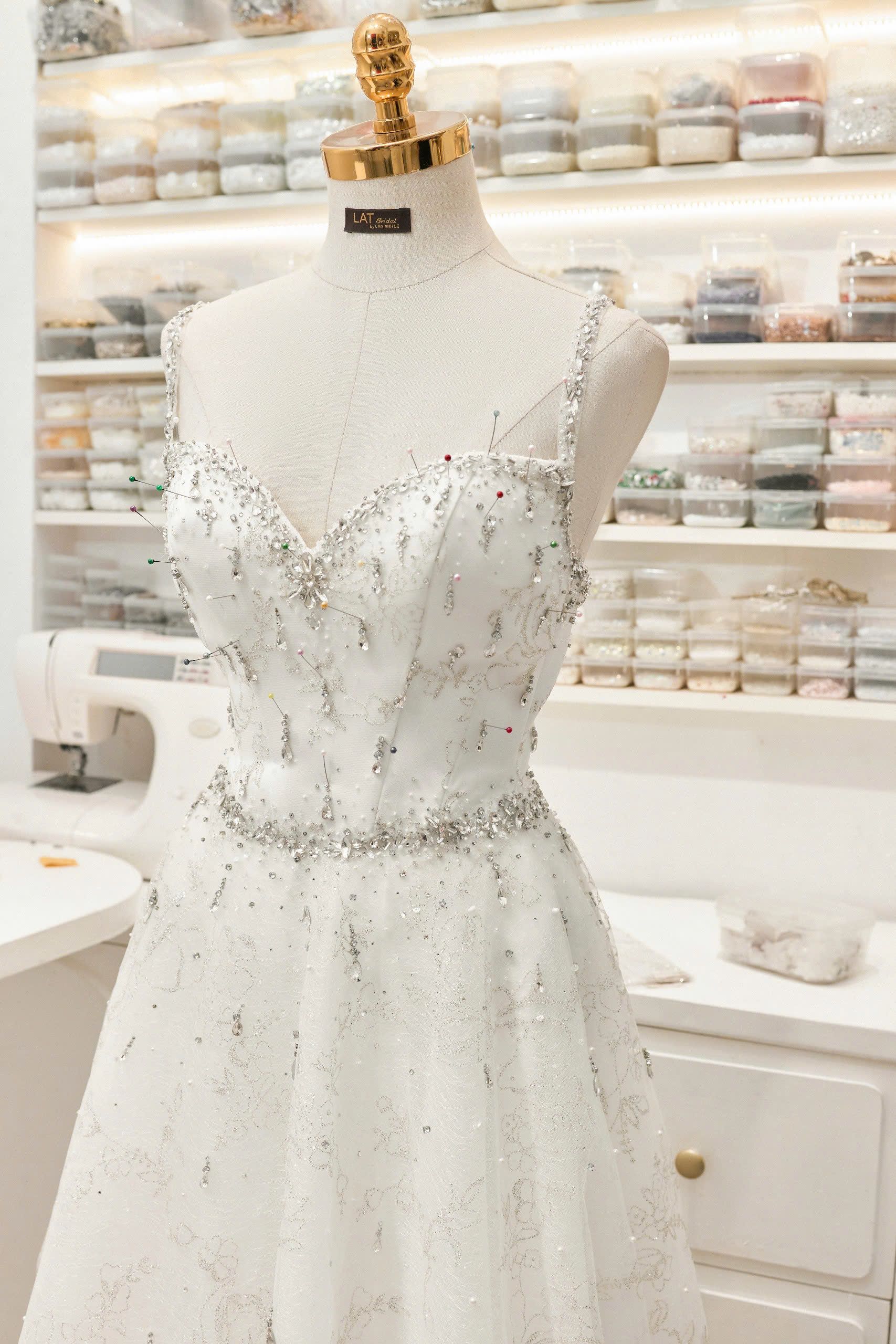 Chiếc váy hoàn thiện dưới vòm cửa LAT Bridal