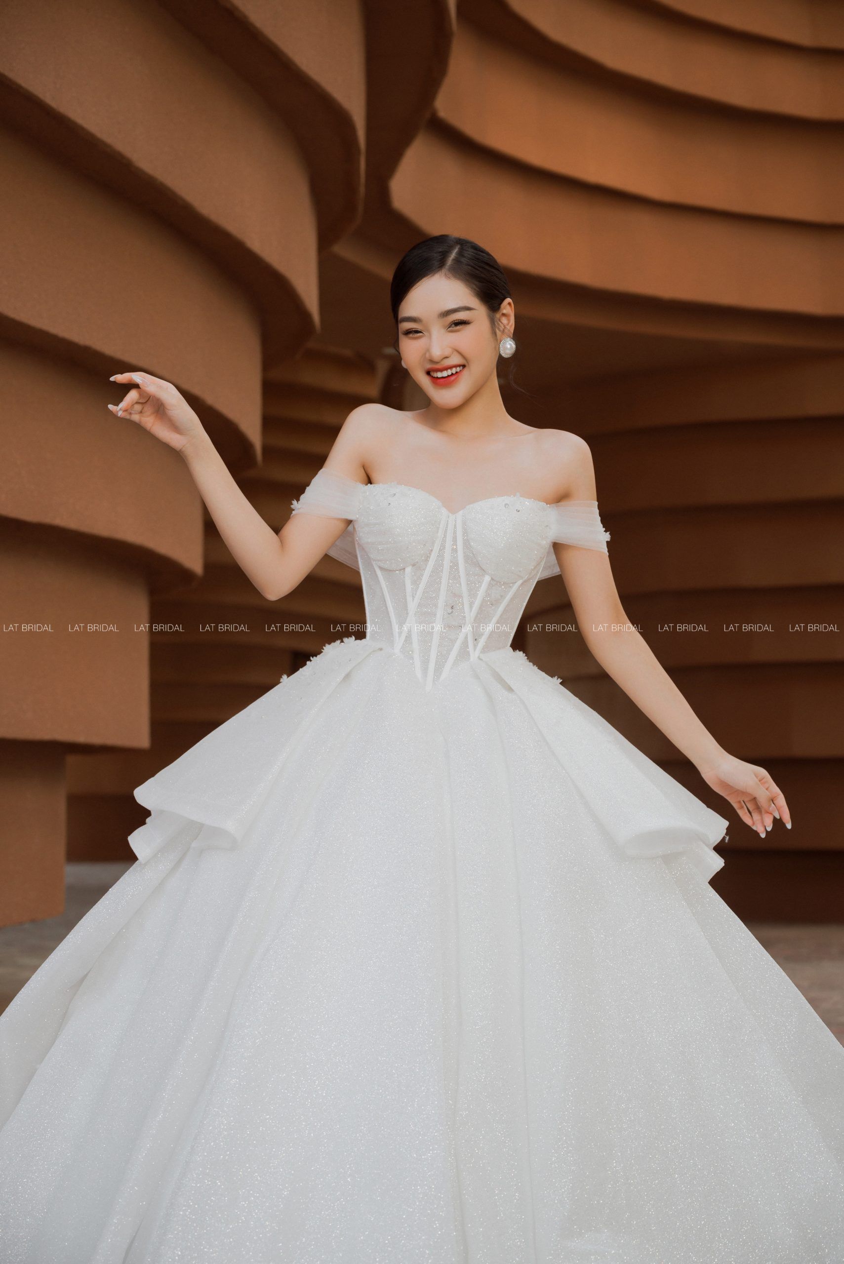 váy cưới thiết kế LAT Luxury 2022-2023