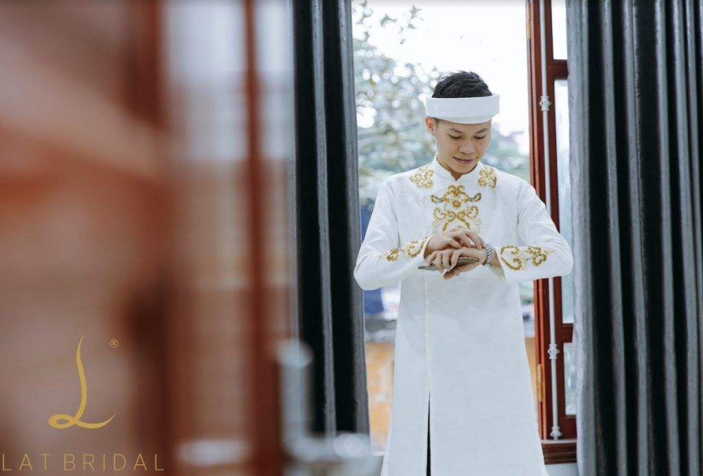 áo dài cô dâu chú rể màu trắng