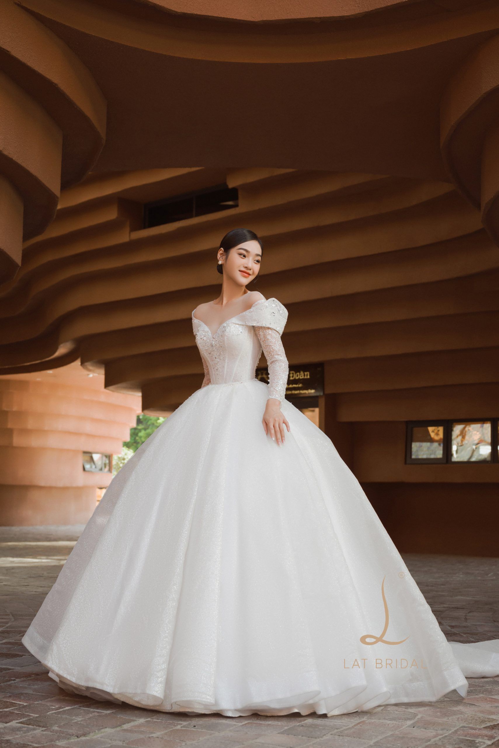 váy cưới thiết kế LAT Luxury 2022-2023