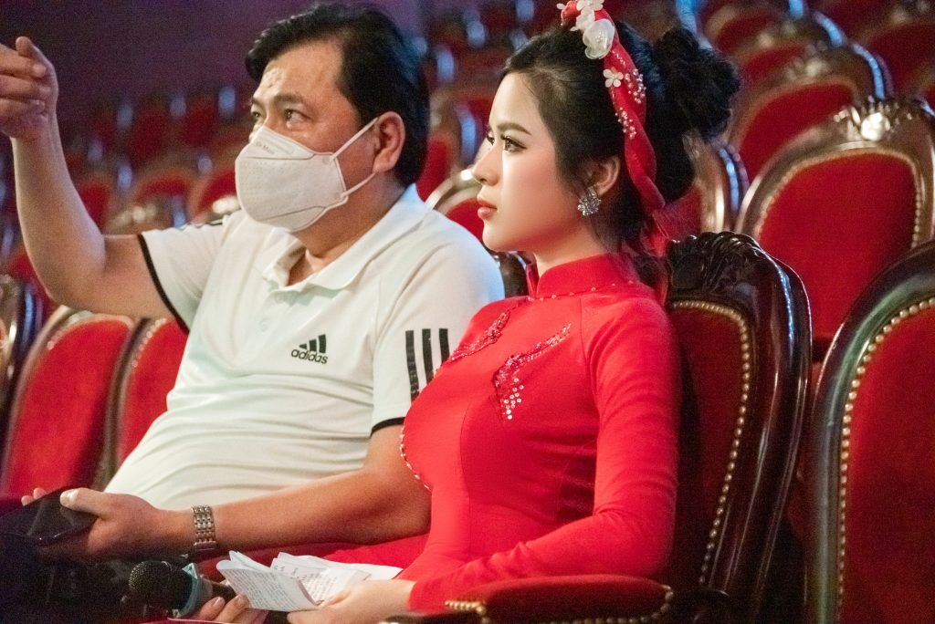 Feedback áo dài uyên ương đỏ