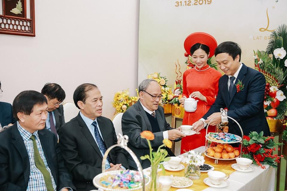 chọn áo dài cưới cặp đôi