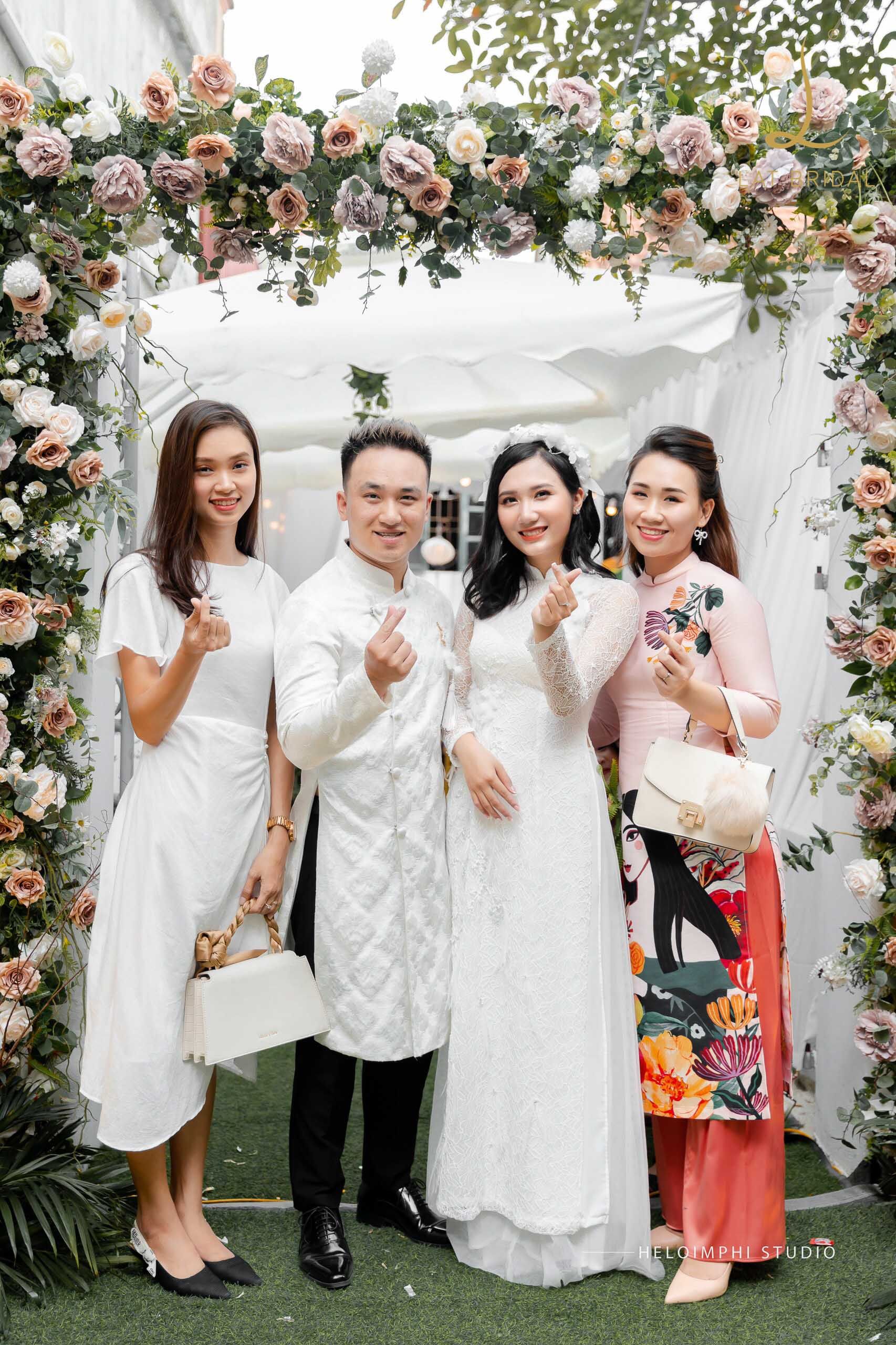 Áo dài thiết kế riêng Ngọc Vỹ trong lễ hỏi cô dâu Diệu Hương