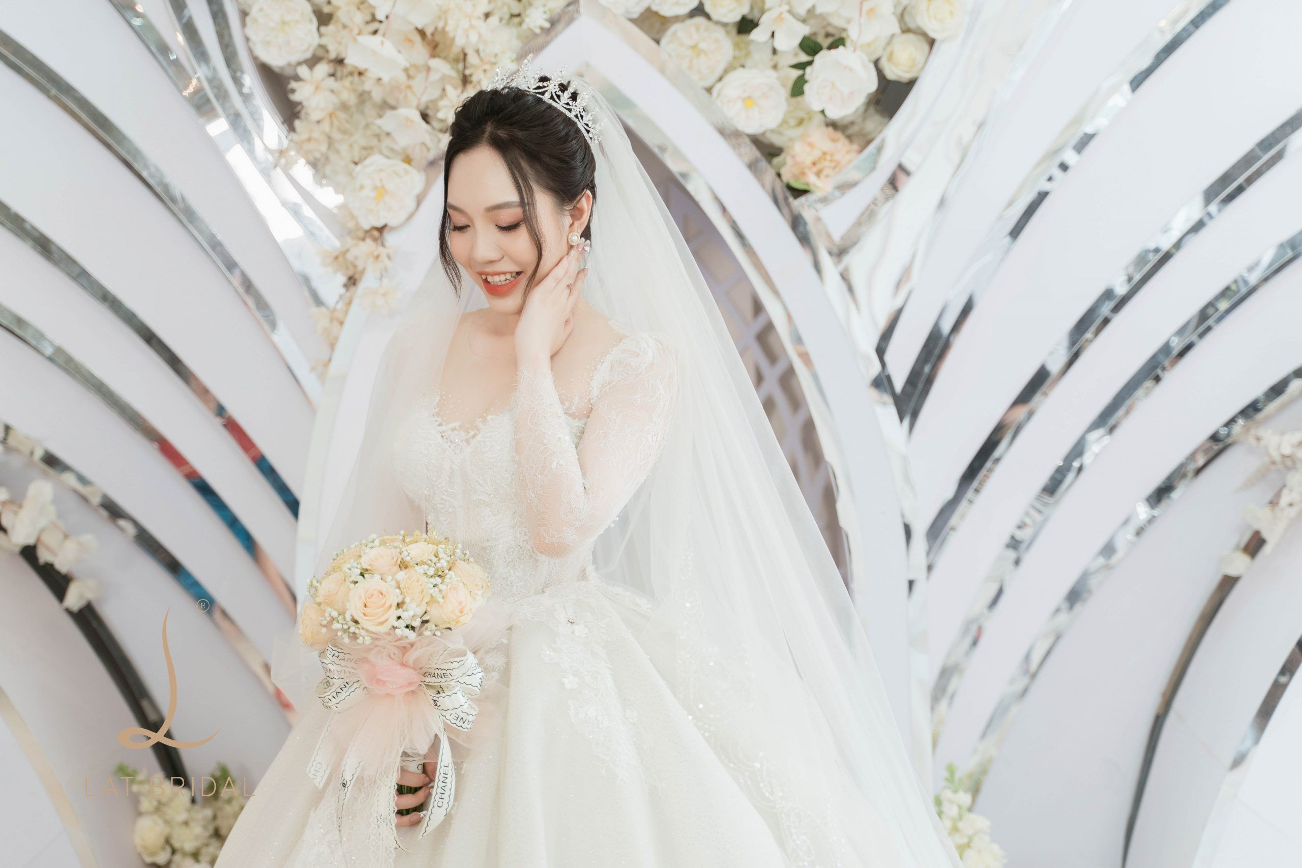 Váy cưới LAT COUTURE 01 trong đám cưới Hoàng Hà My