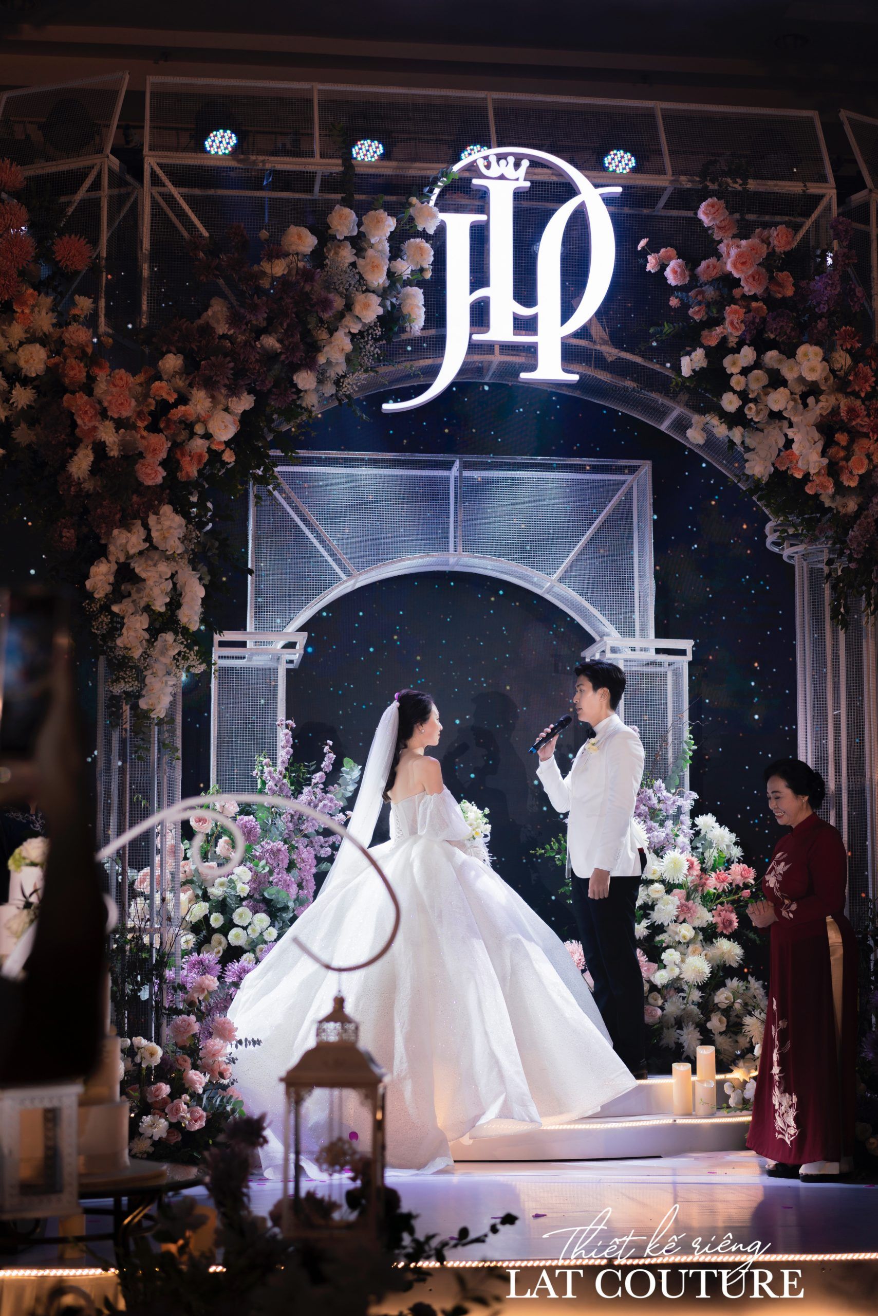 Cận cảnh váy cưới 100 triệu hoàn thiện trong hơn 2 tháng của cô dâu Hạnh Trần