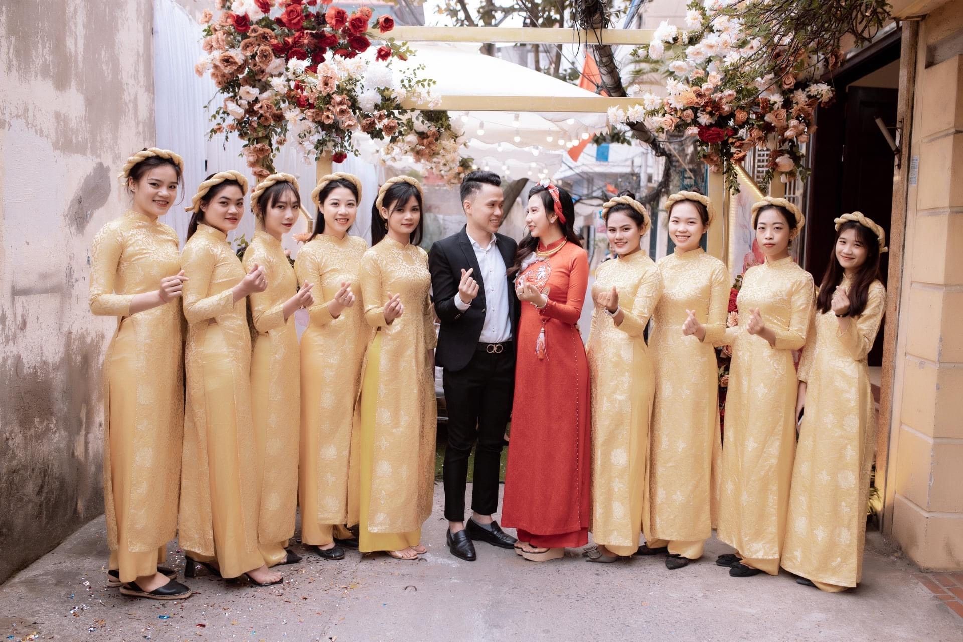 Phương Thúy trong thiết kế áo dài ăn hỏi Hoa Vân và áo dài bê tráp vàng đồng.