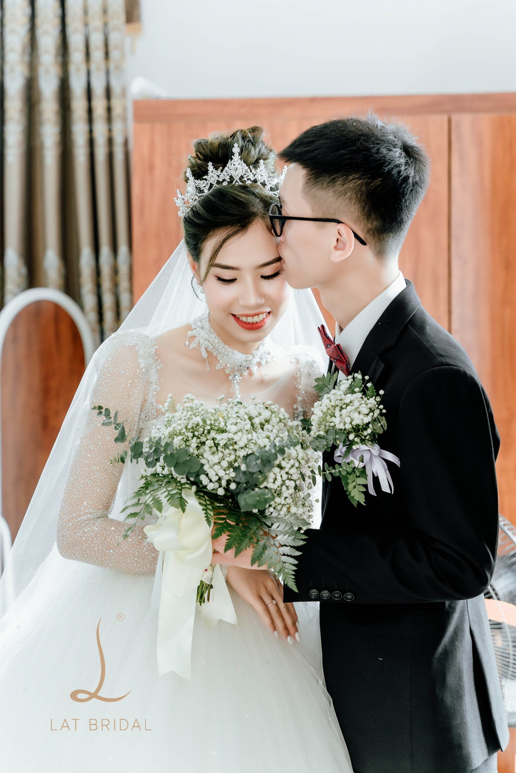 Cận cảnh Hồng Mến và váy cưới may đo theo yêu cầu của chính mình.