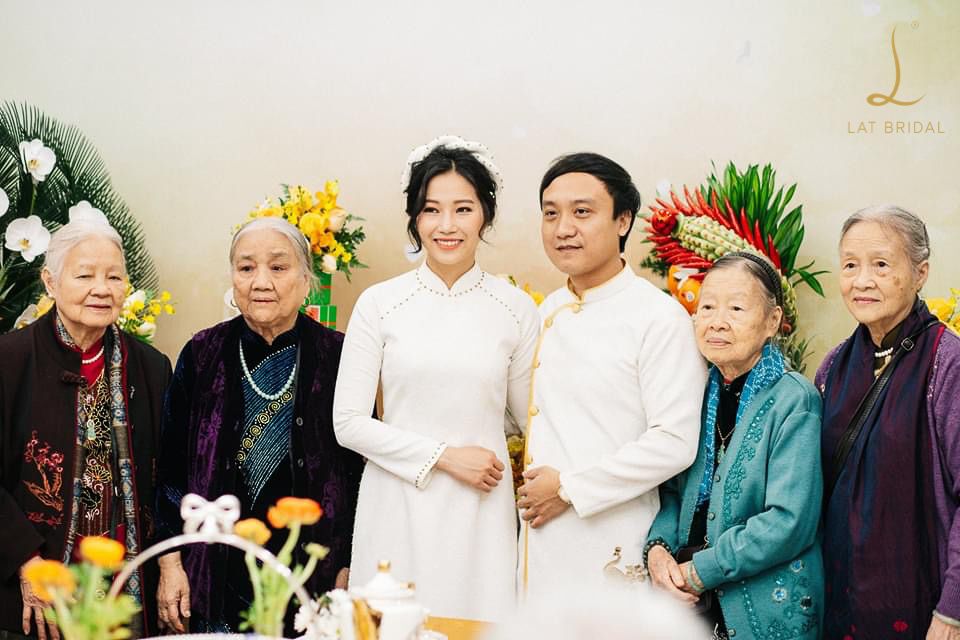 Áo dài hoàng công và Lâm Môn trong lễ ăn hỏi cô dâu Miro Nguyễn