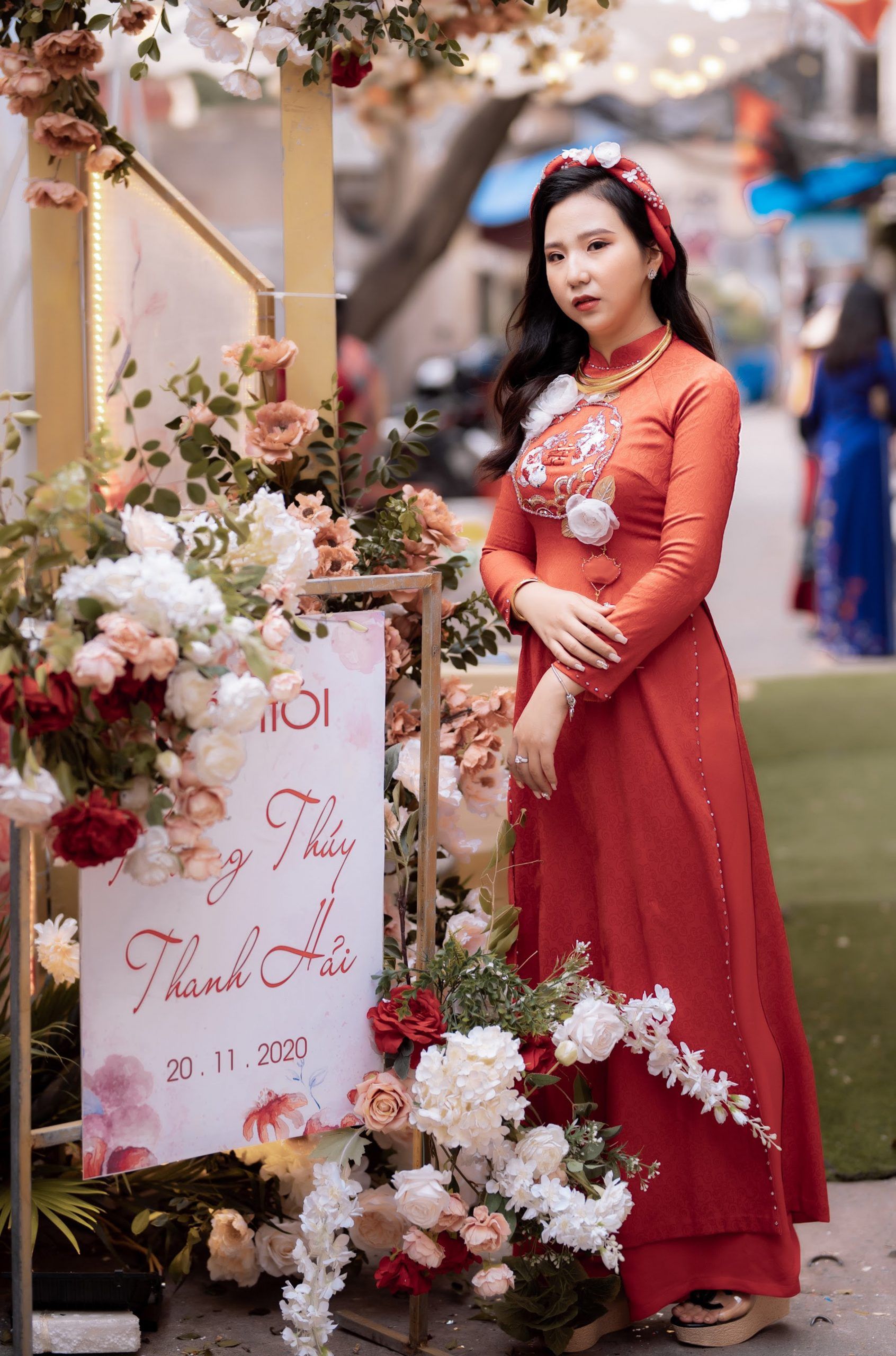 Phương Thúy trong thiết kế áo dài ăn hỏi Hoa Vân và áo dài bê tráp vàng đồng.