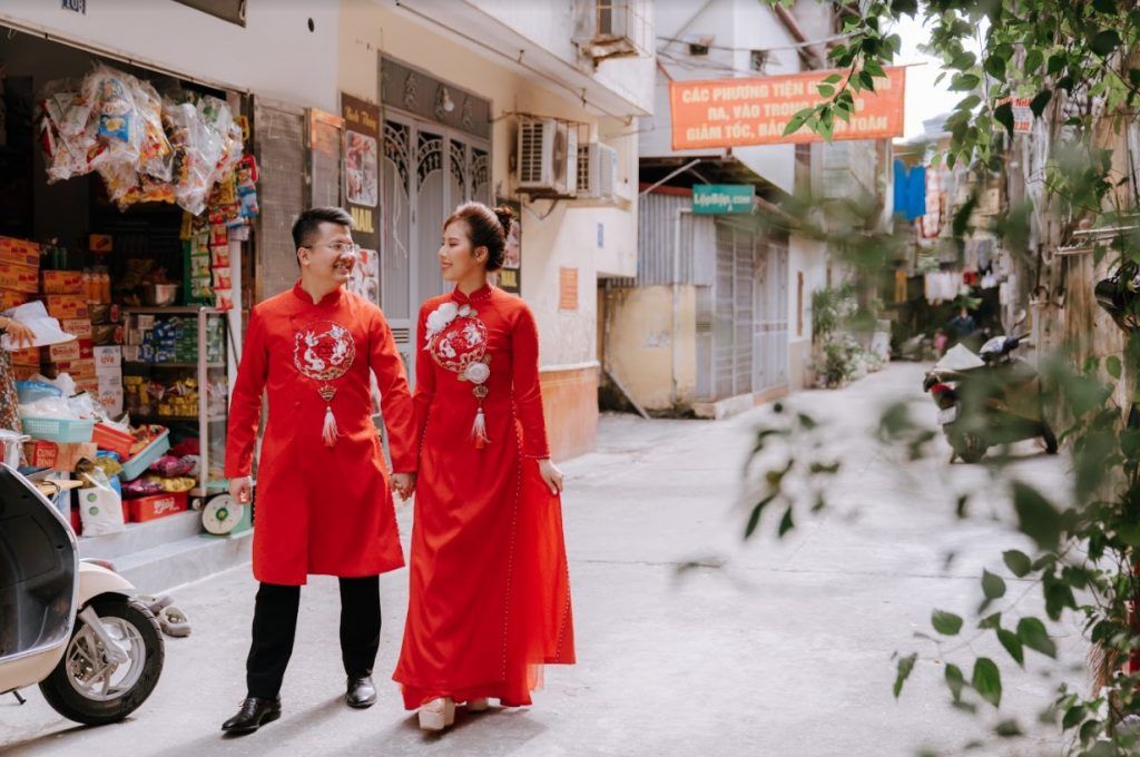 Áo dài Hoa Vân trong lễ ăn hỏi Thủy Tiên – Hoàng Dương