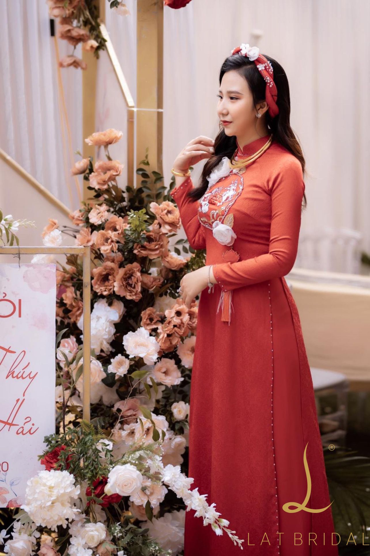 Phương Thúy trong thiết kế áo dài ăn hỏi Hoa Vân và áo dài bê tráp vàng đồng.