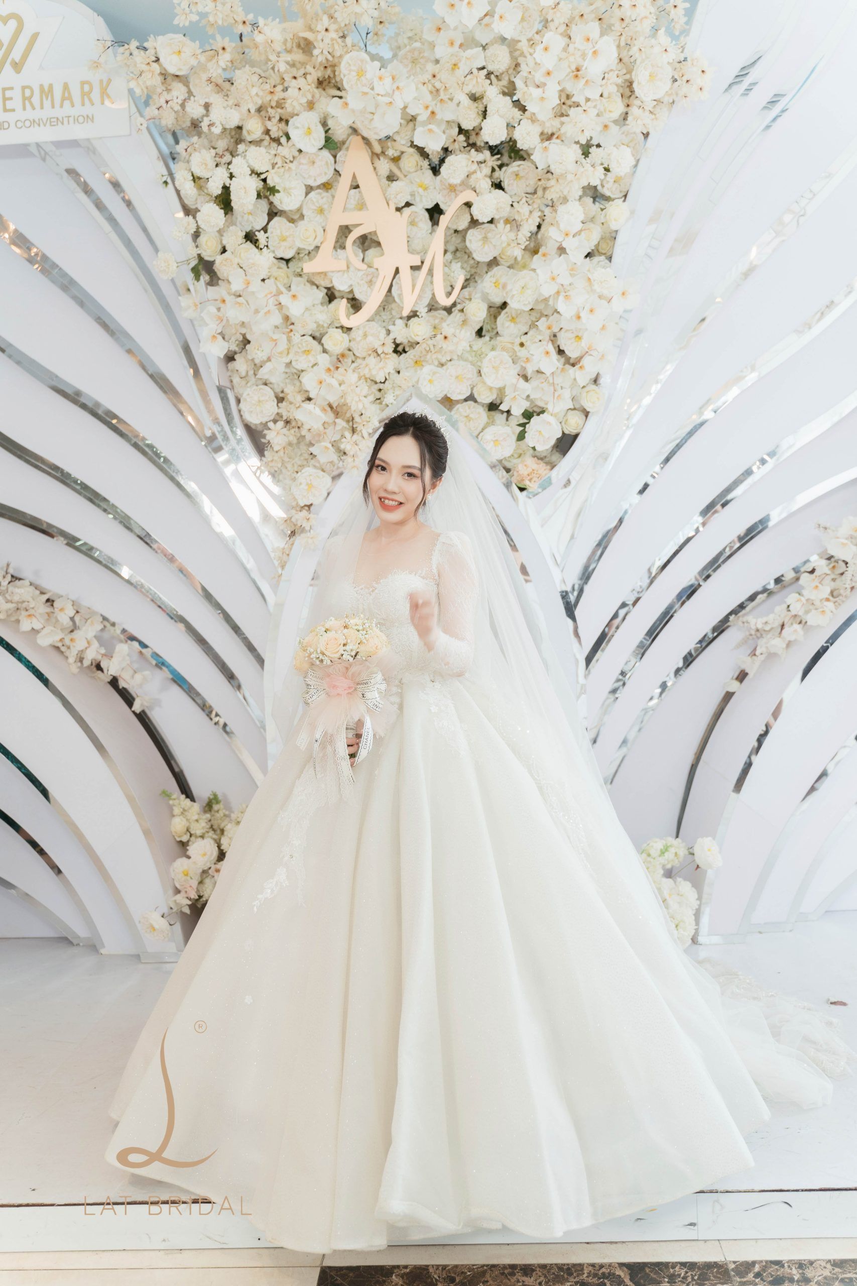 Váy cưới LAT COUTURE 01 trong đám cưới Hoàng Hà My