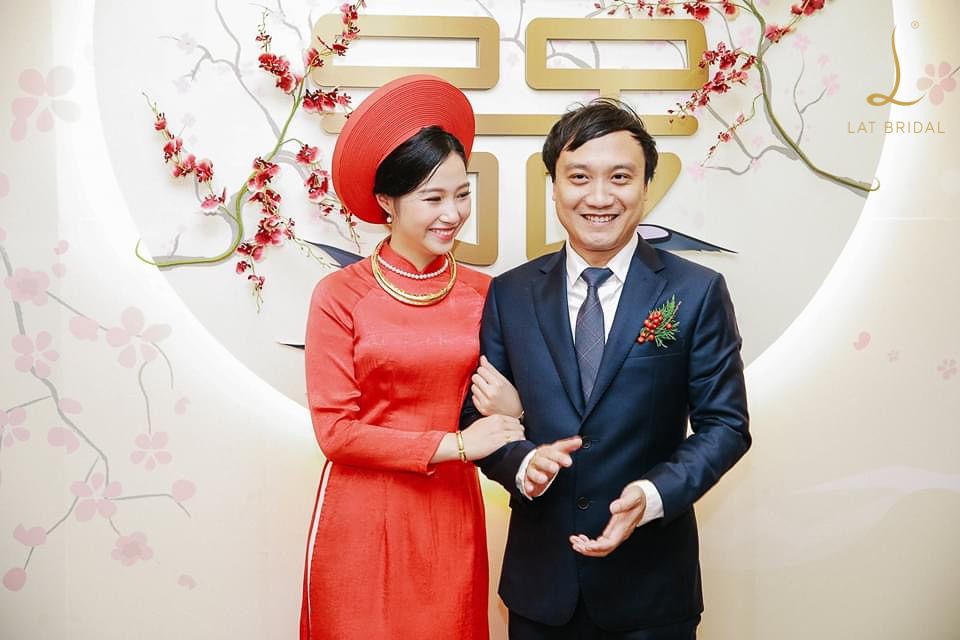 Áo dài hoàng công và Lâm Môn trong lễ ăn hỏi cô dâu Miro Nguyễn