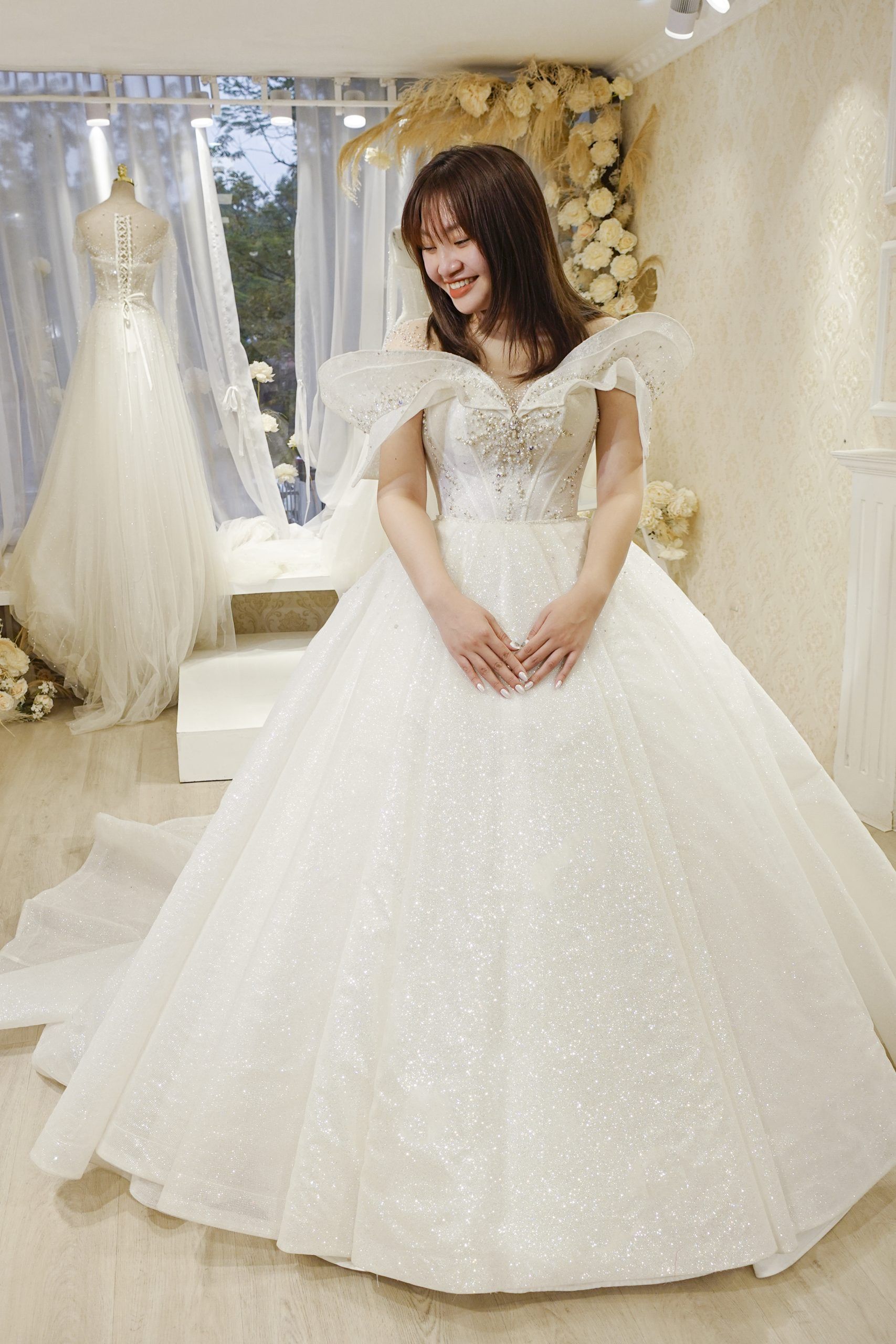 có nên chọn váy cưới trễ vai - Latbridal