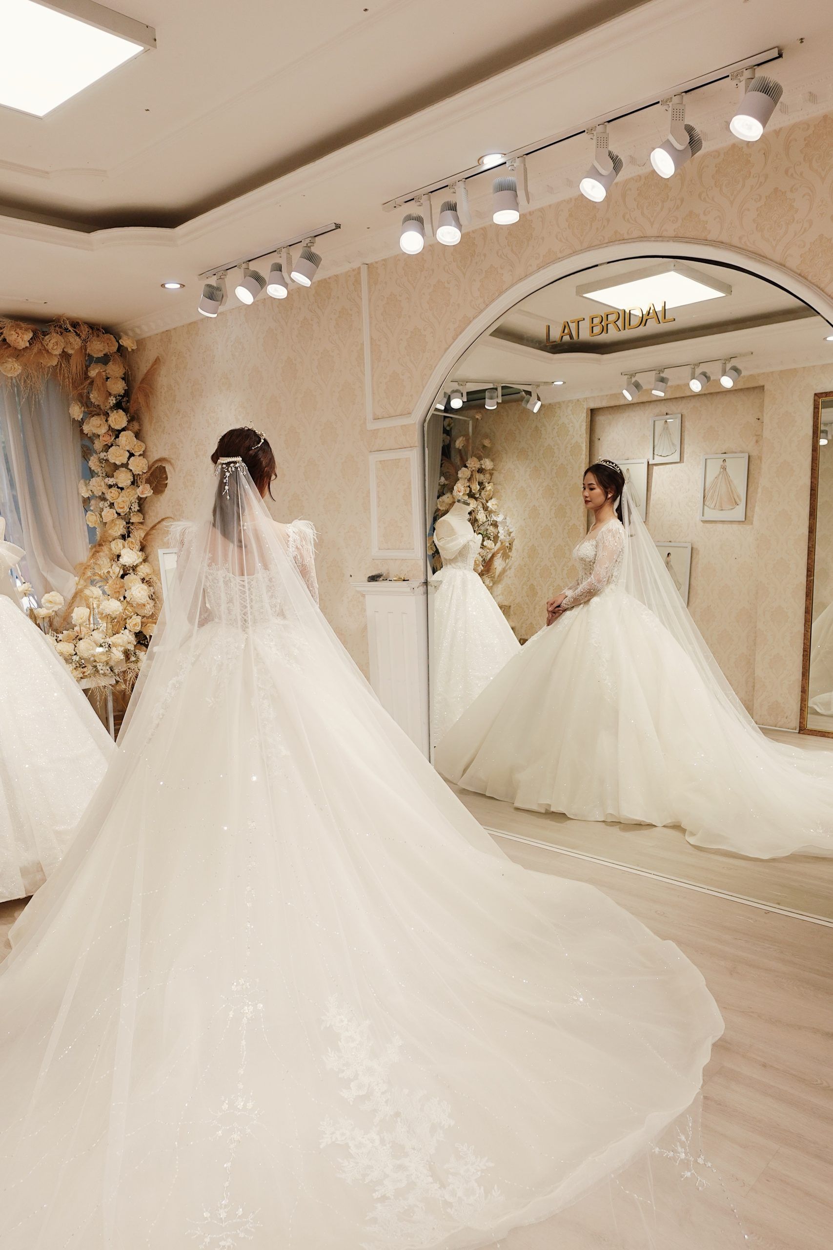 váy cưới thiết kế LAT COUTURE 09 - LAT BRIDAL