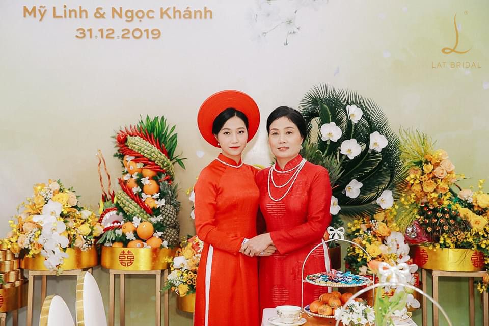 Áo dài hoàng công và Lâm Môn trong lễ ăn hỏi cô dâu Miro Nguyễn