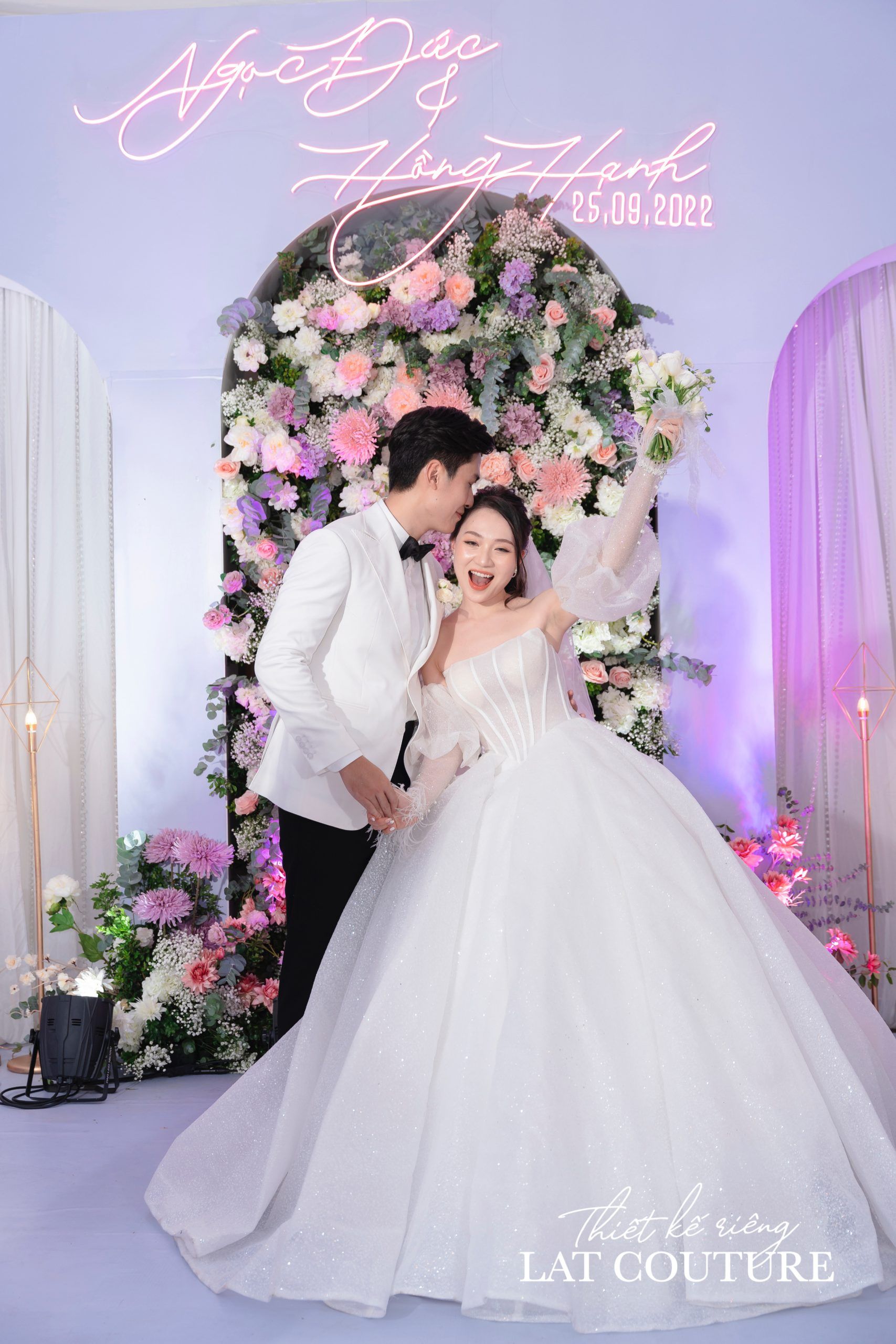 Cận cảnh váy cưới 100 triệu hoàn thiện trong hơn 2 tháng của cô dâu Hạnh Trần