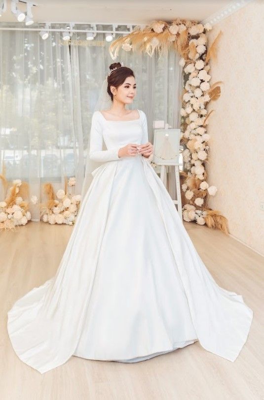 Váy cưới tay dài cổ vuông