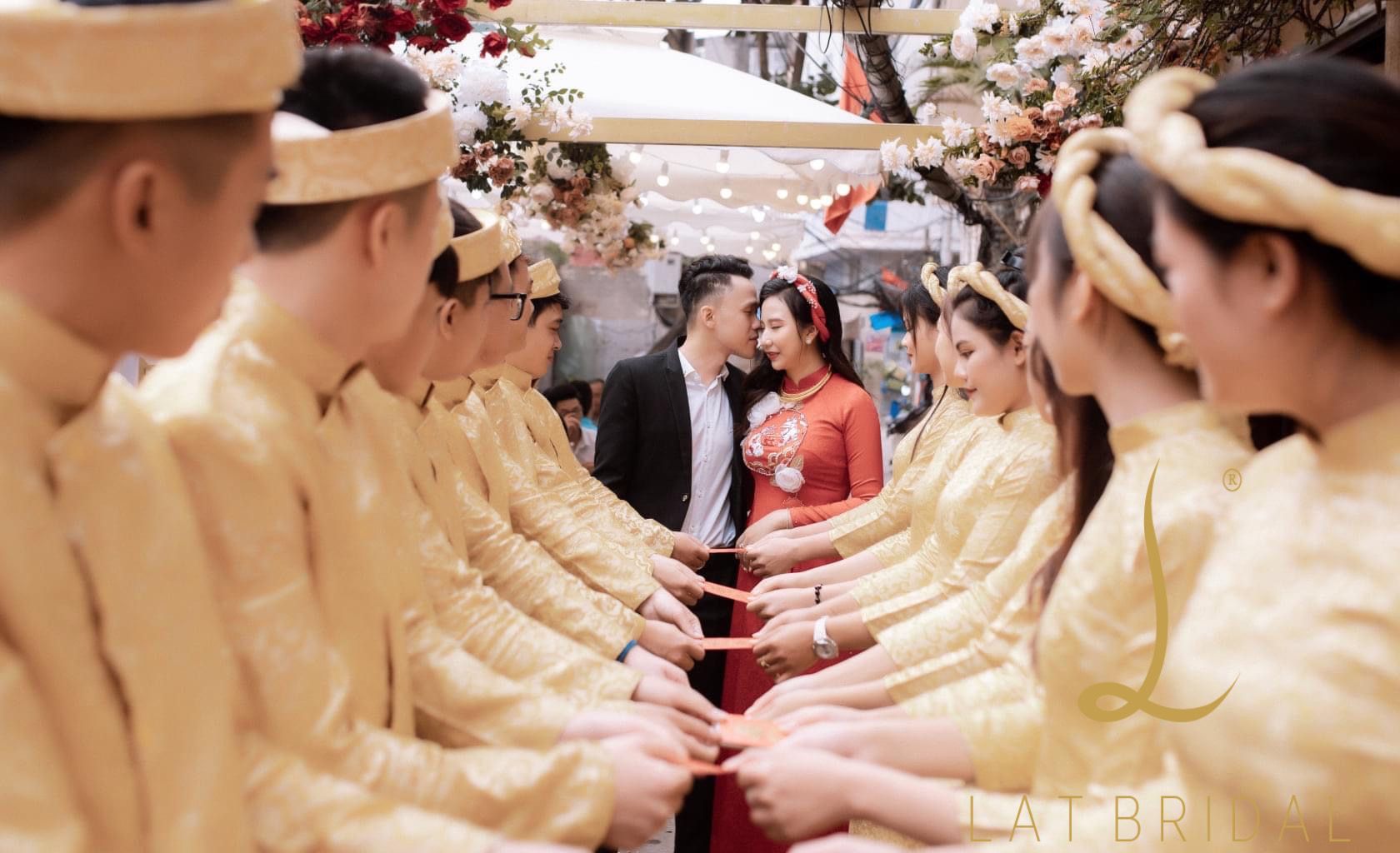 Phương Thúy trong thiết kế áo dài ăn hỏi Hoa Vân và áo dài bê tráp vàng đồng.