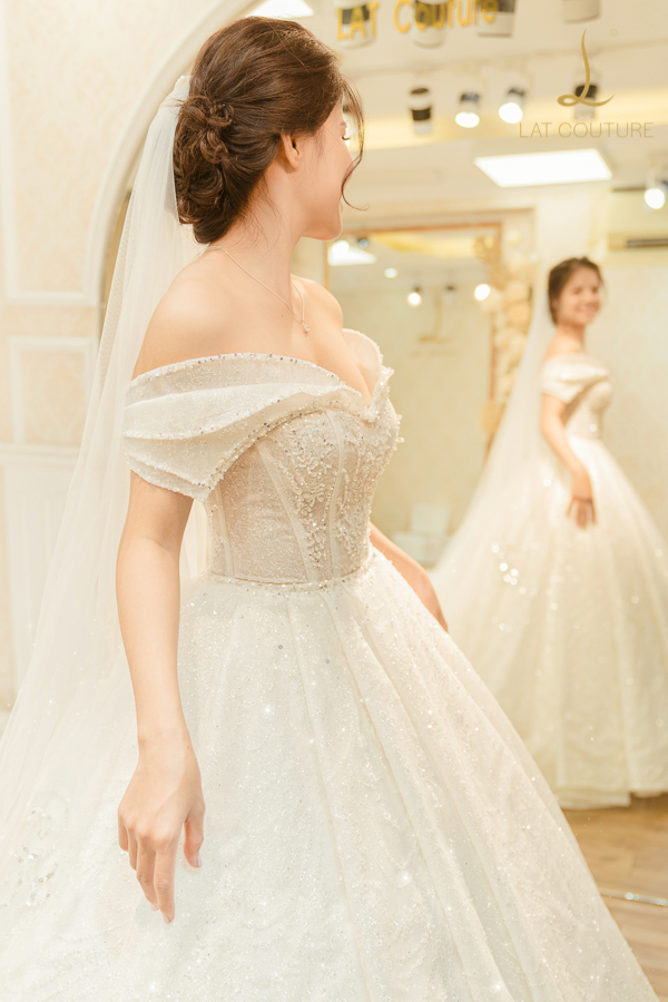Cô dâu diệu đà với váy cưới xếp tầng  Ngôi sao