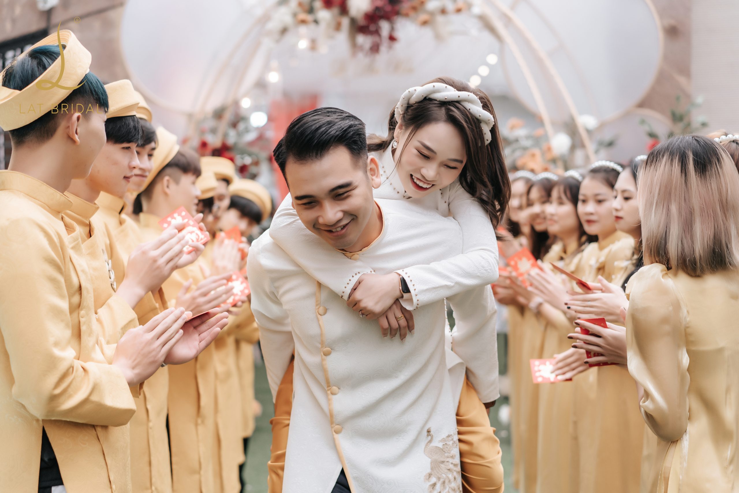 Áo dài bê lễ cách tân màu vàng đồng - Ngọc Hoàng - LAT BRIDAL