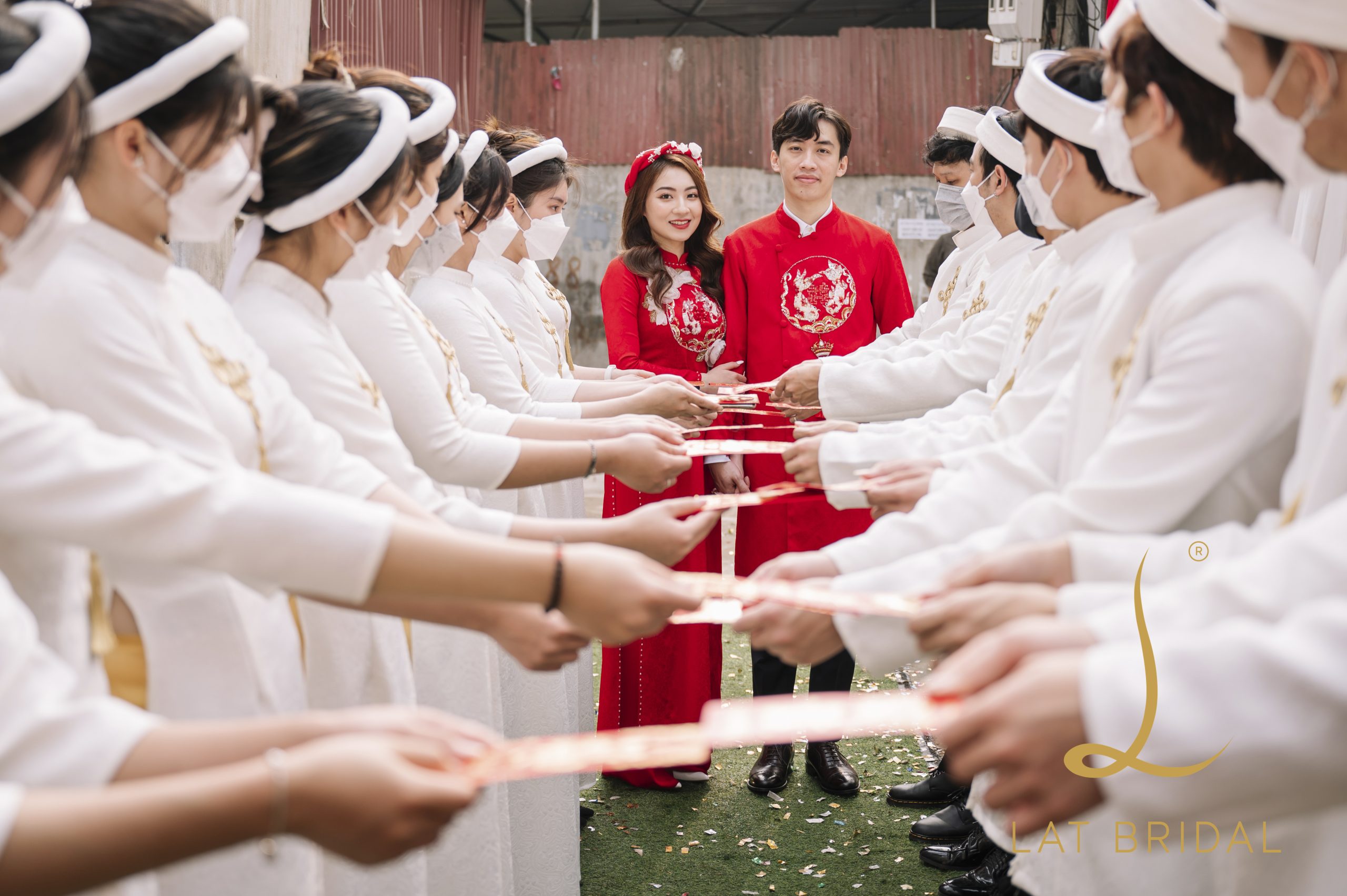 Áo dài bê tráp màu Trắng - Bạch Hoàng - LAT BRIDAL