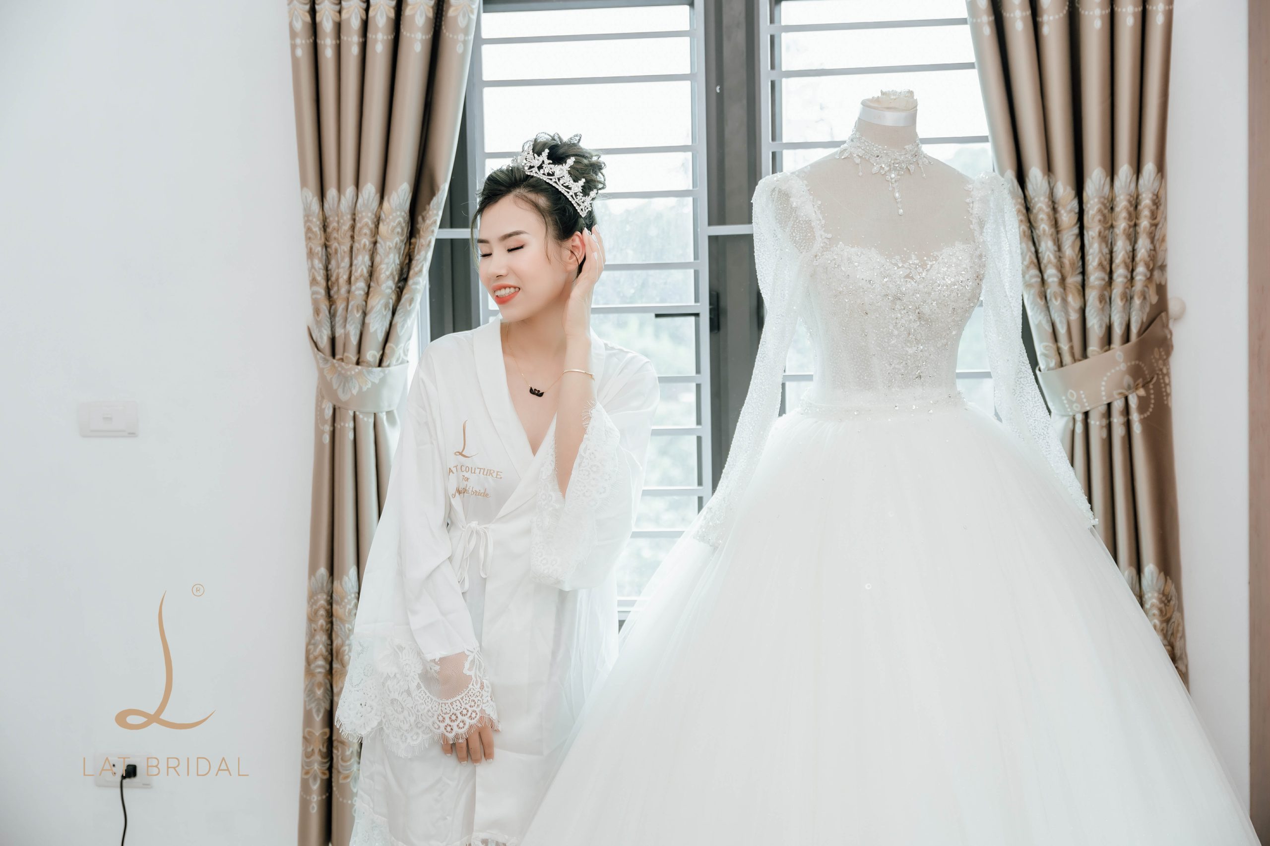 Cận cảnh Hồng Mến và váy cưới may đo theo yêu cầu của chính mình.