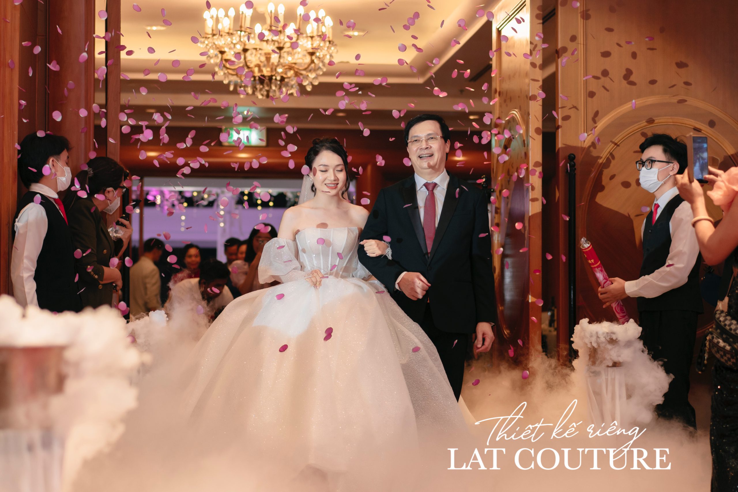 Cận cảnh váy cưới 100 triệu hoàn thiện trong hơn 2 tháng của cô dâu Hạnh trần