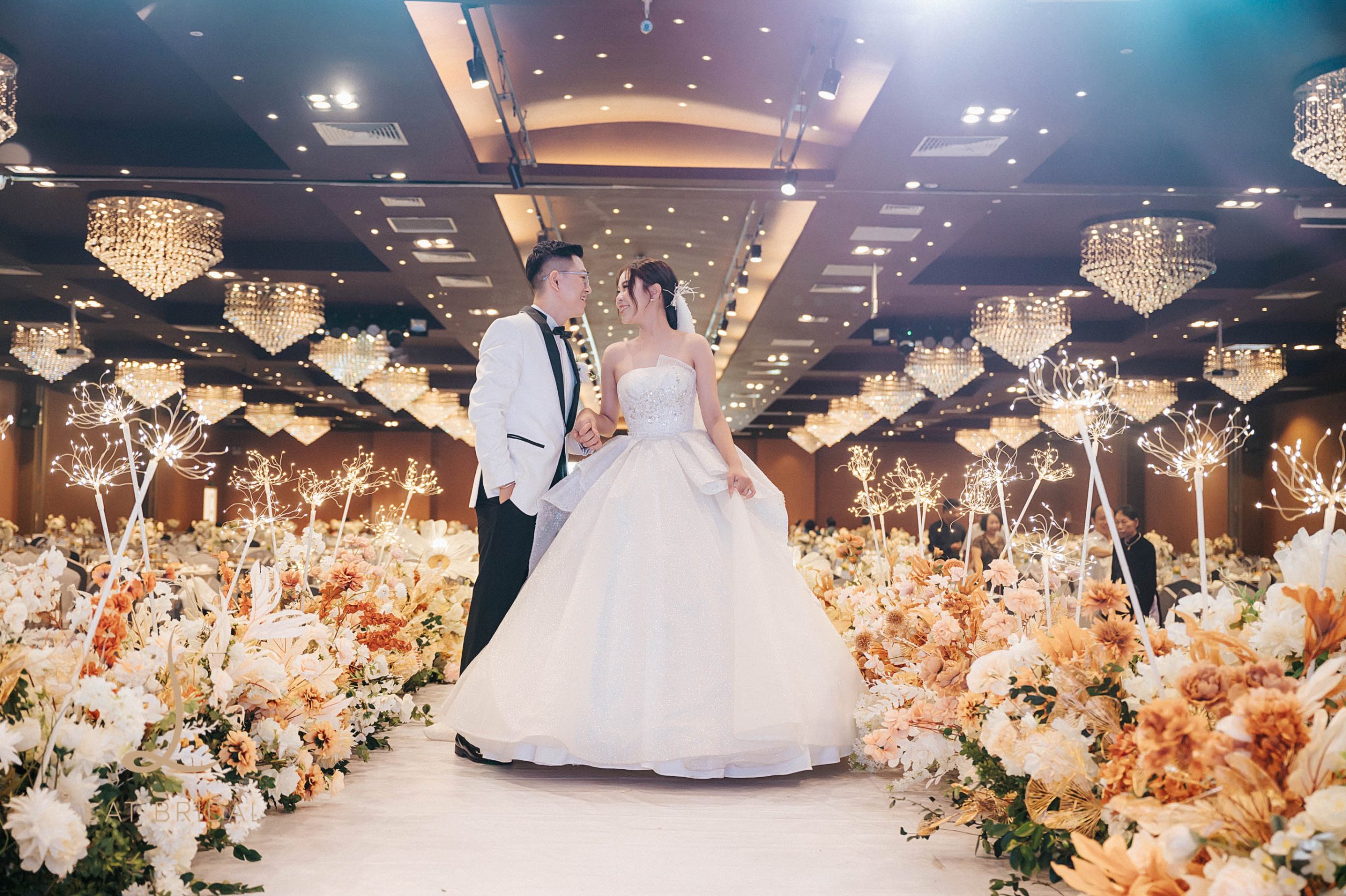 Váy cưới Hà My thiết kế riêng